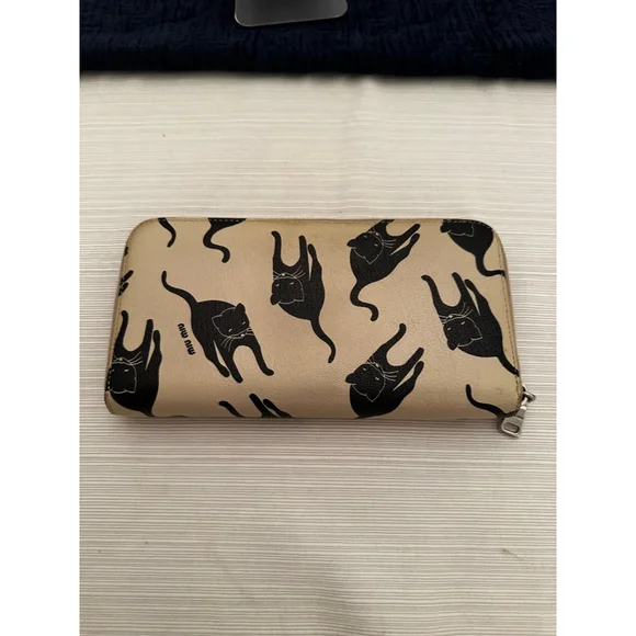 Miu Miu Rare Beige Leather Zip Wallet with Black Cat Design - Picture 4 of 13